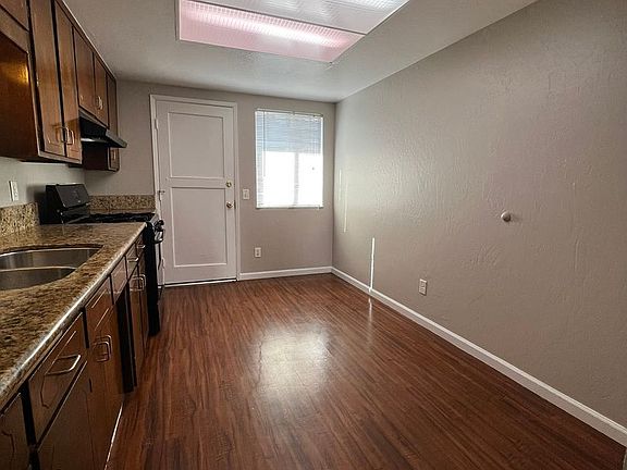 3rd image of 919 W Oak Ave APT 2