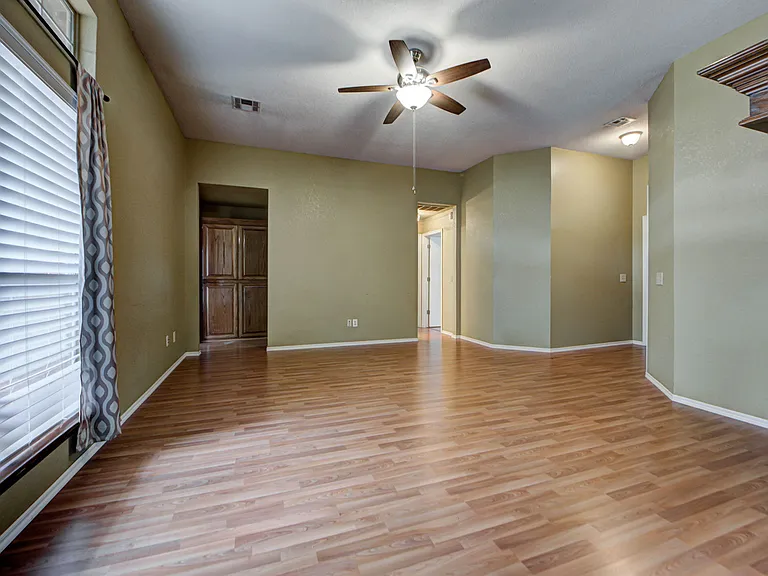 2912 Edinburg Dr — Photo 11