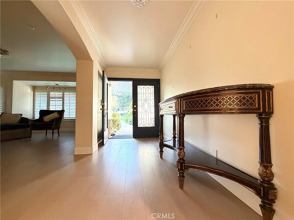 4 bed, 3704 sqft, $10,800 — Photo 2