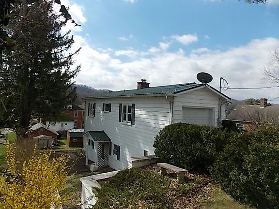 5th image of 338 College St