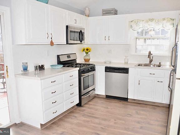 3rd image of 4 Hill Ln