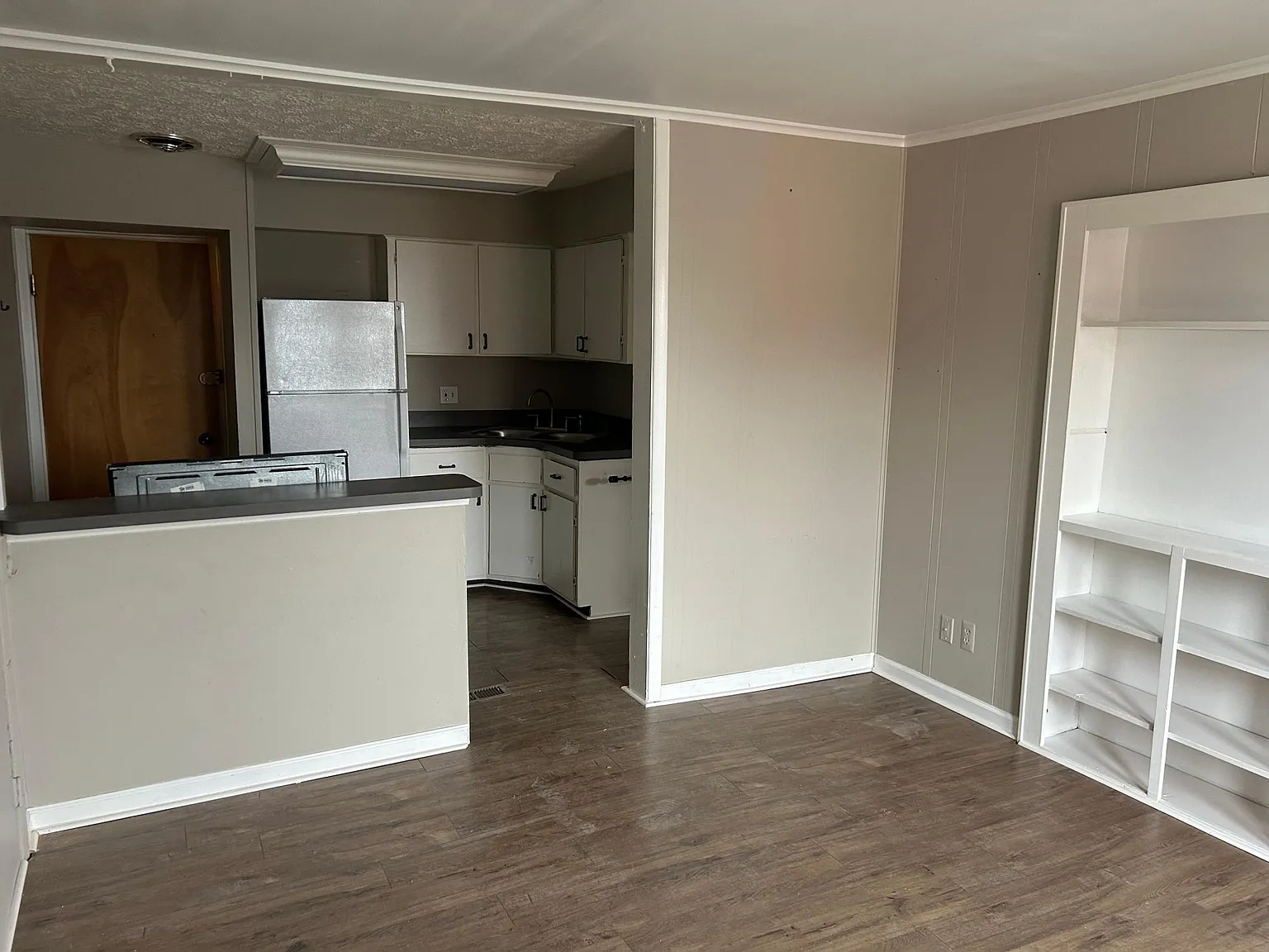 117 W Grand River Ave — Photo 3