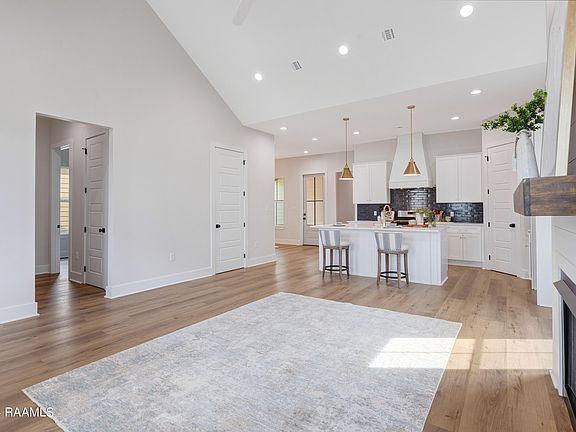 2nd image of 320 Dunvegan Ct
