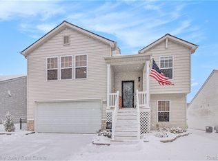 8612 Kalamazoo River Dr, Fowlerville, MI 48836