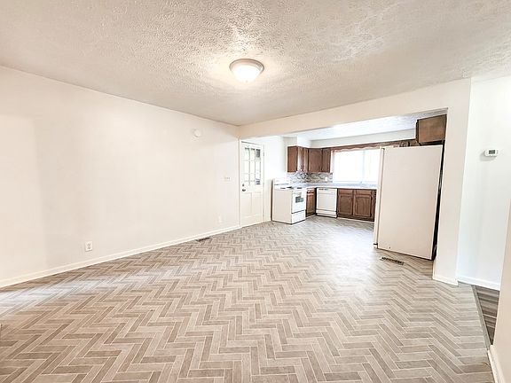 5th image of 402 Walnut St