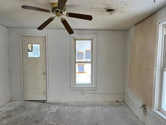 4th image of 505 Grove St SE