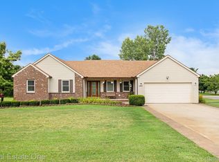 10811 Blue Heron Dr, South Lyon, MI