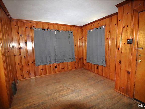 4th image of 909 W Main St