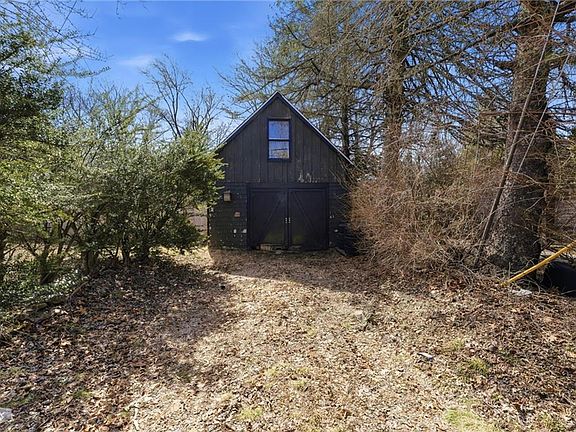 4th image of 237 Spring St