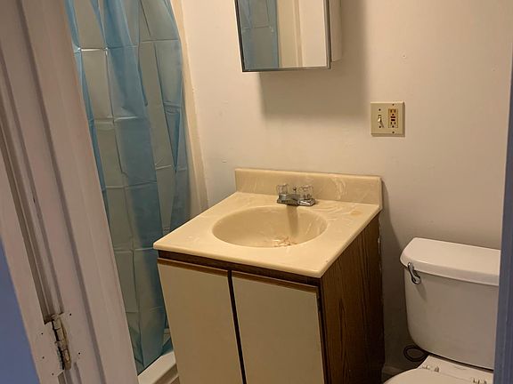 4th image of 14 Hoyt Ln