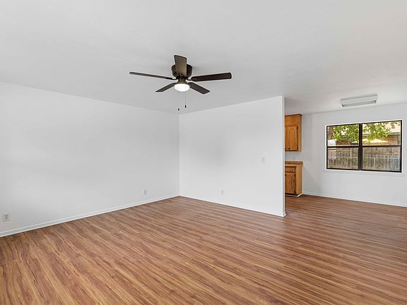 3rd image of 112 Orchard Dr
