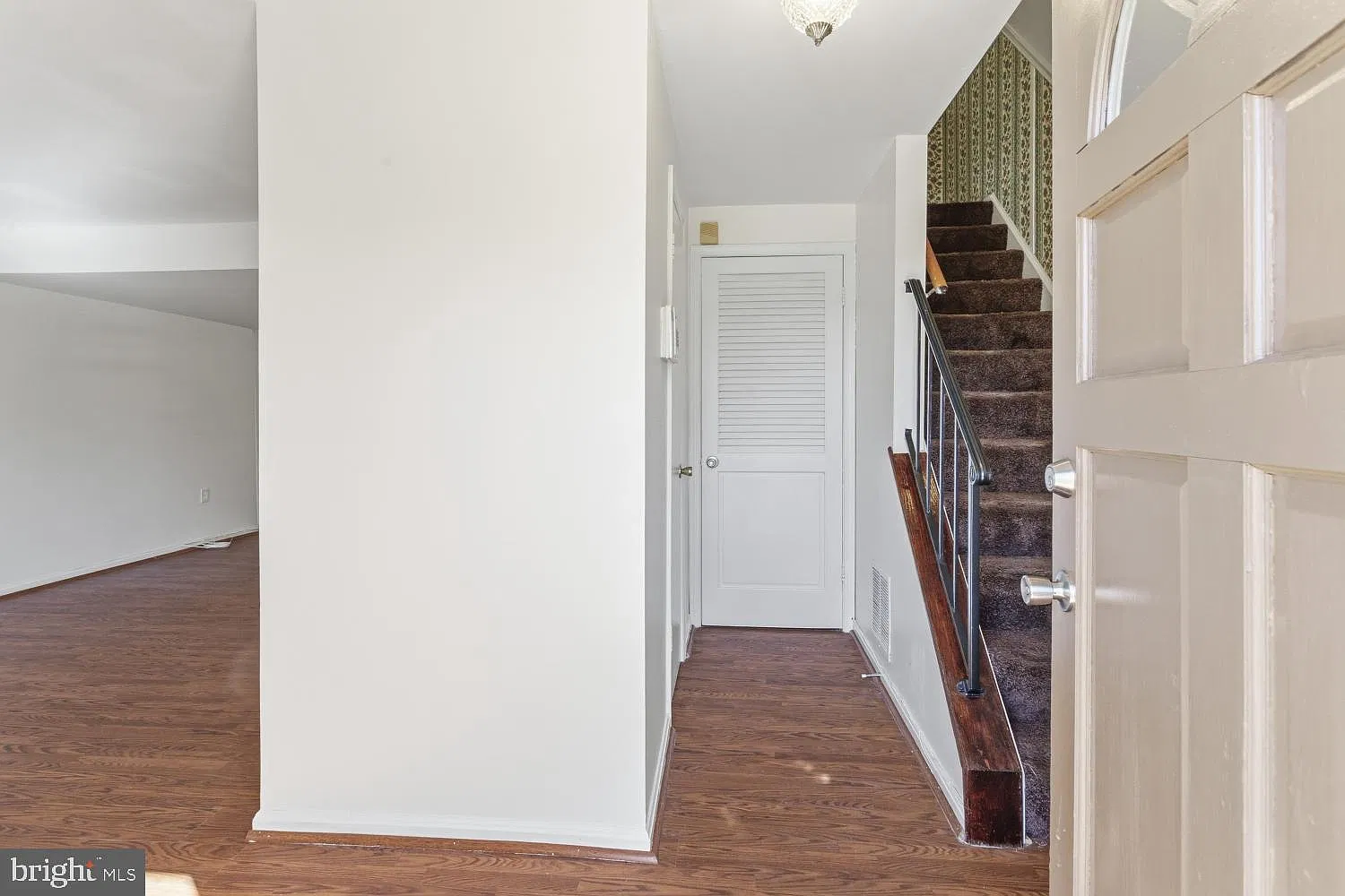 3 bed, 1.5 bath, 1322 sqft, $2,300 — Photo 2
