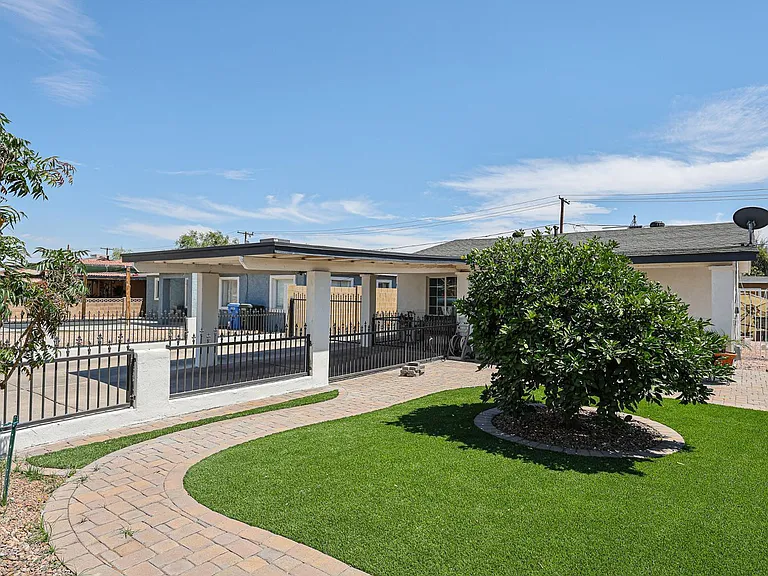 2217 E Harvard St — Photo 8