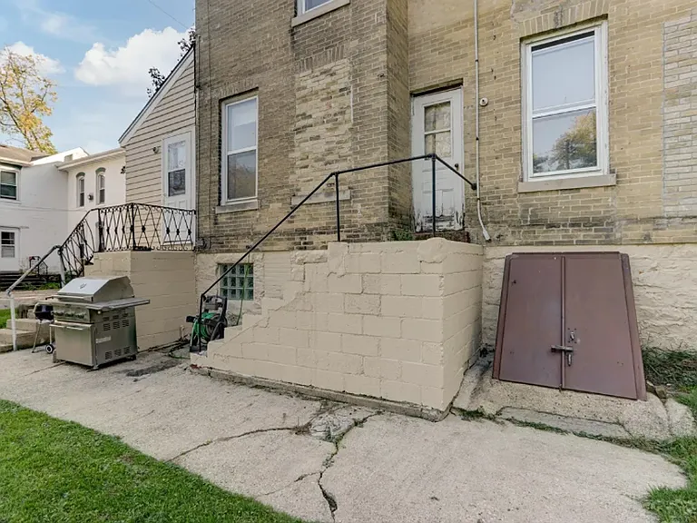 511 W Wisconsin St — Photo 42