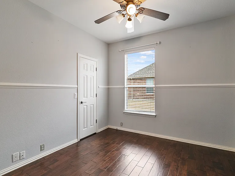 5128 Oceana Dr — Photo 8