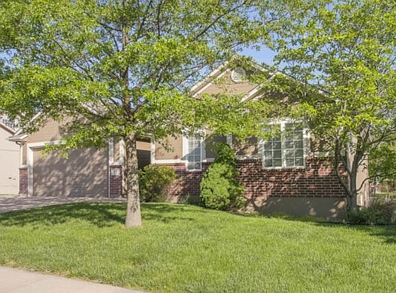 3rd image of 816 Lakeview Dr