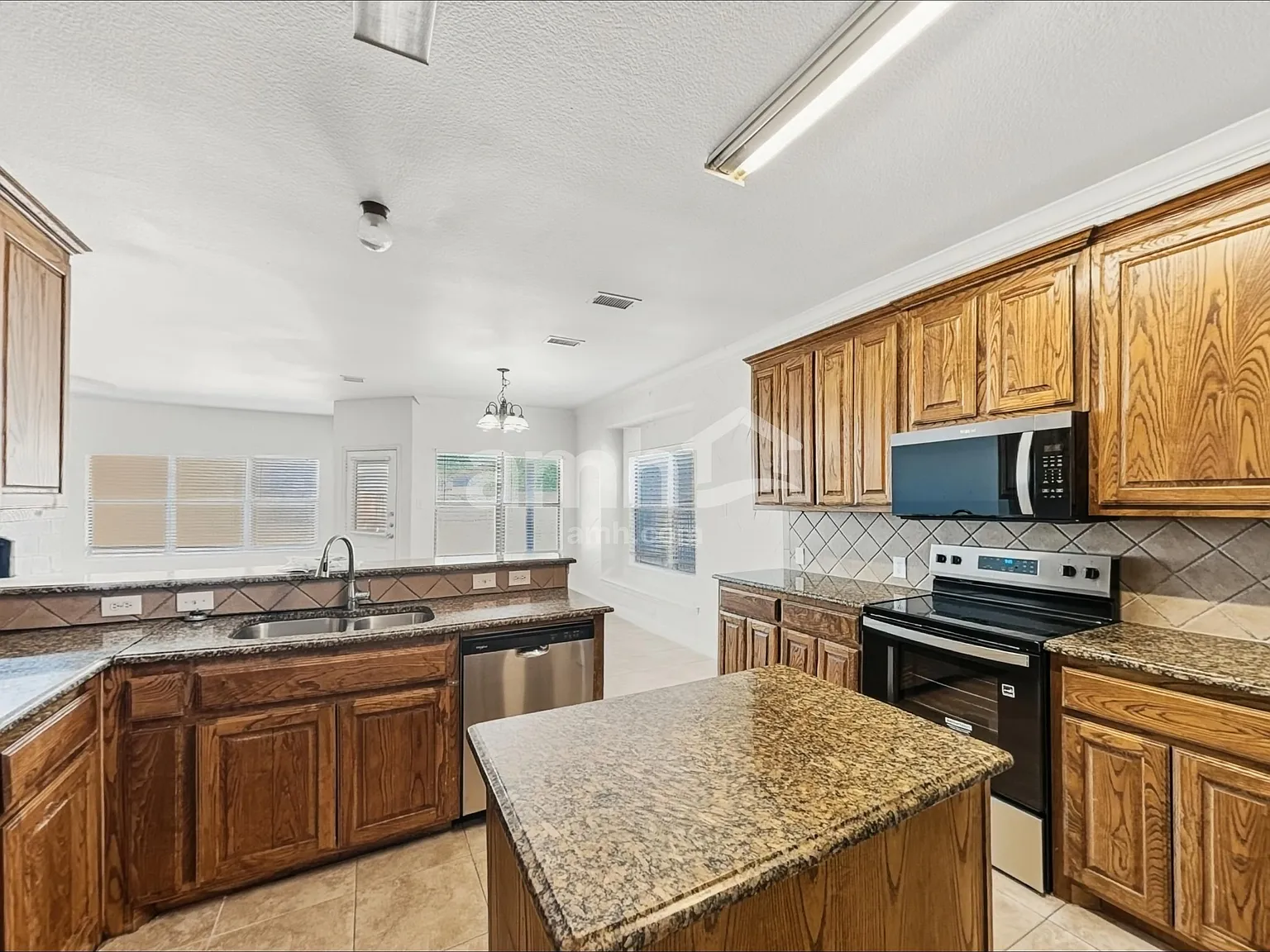 5 bed, 4.0 bath, 2853 sqft, $2,895 — Photo 3