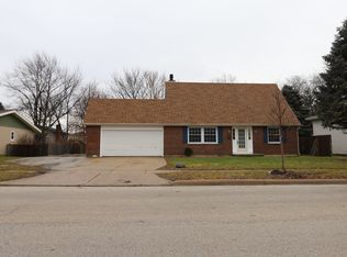 71 Dartmoor Dr, Crystal Lake, IL 60014