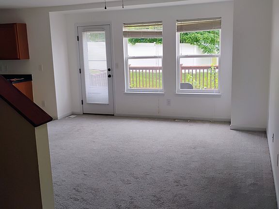 3rd image of 523 Country Circle Dr