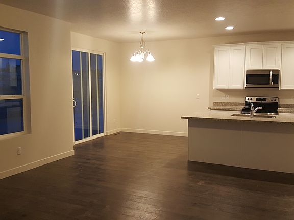 Kitchen/Dining Area