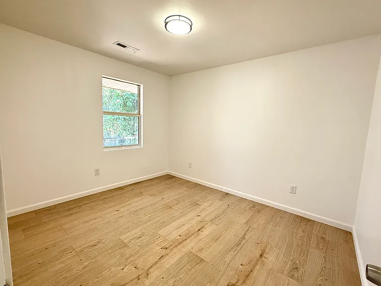 541 E Woodlawn Rd — Photo 10