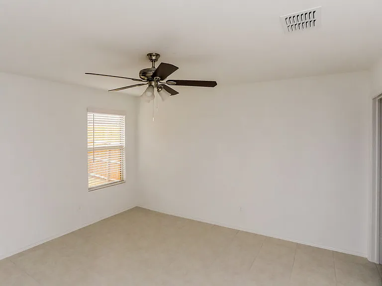 1017 Crestview Dr — Photo 10