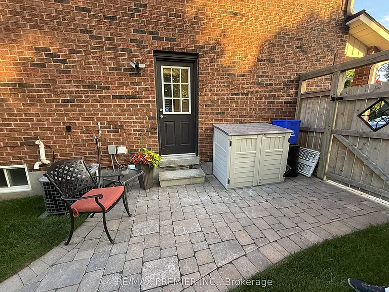 77 Largo Cres #LOWER — Photo 2