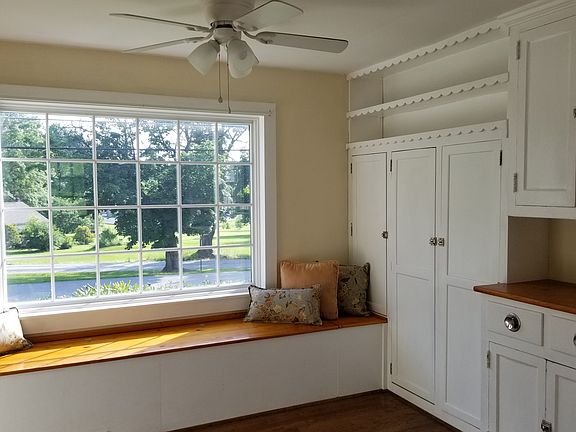 3rd image of 1654 E Laurel Cir