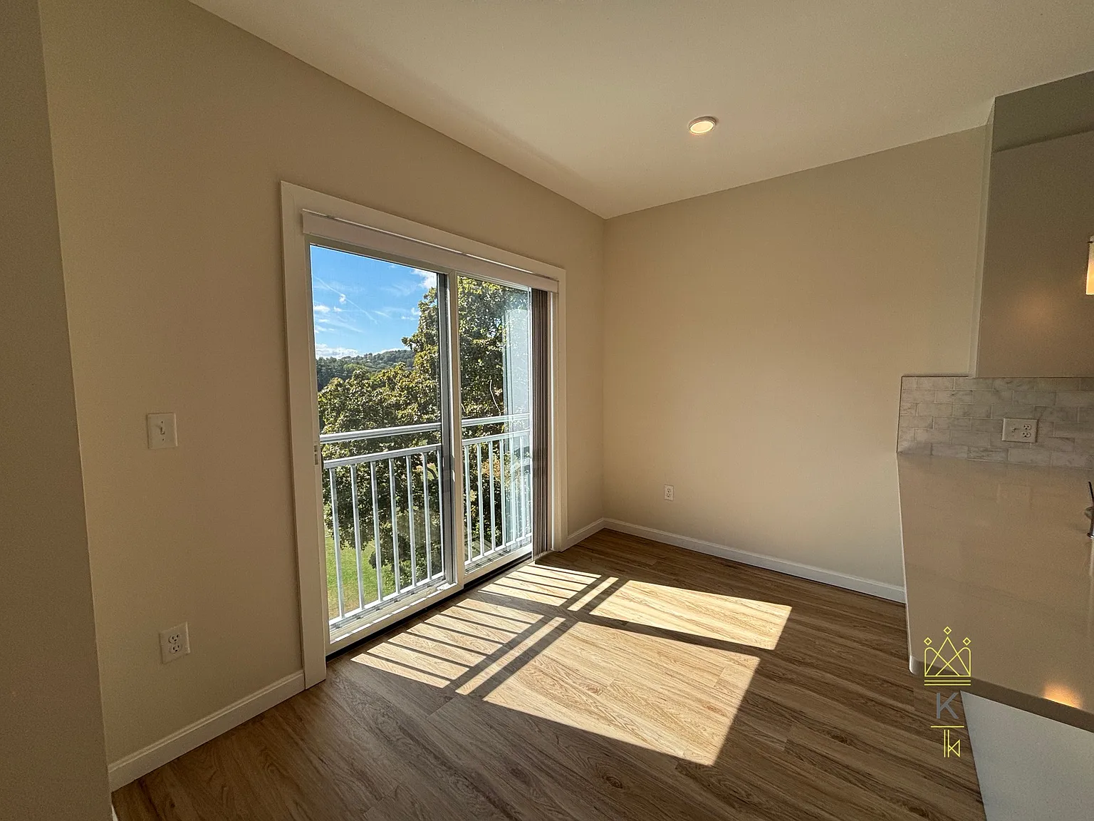 2 bed, 2.0 bath, 930 sqft, $4,350 — Photo 4