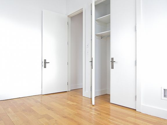 5th image of 949 Willoughby Ave APT 0303