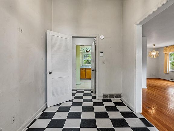 2nd image of 2101 Briarwood Dr