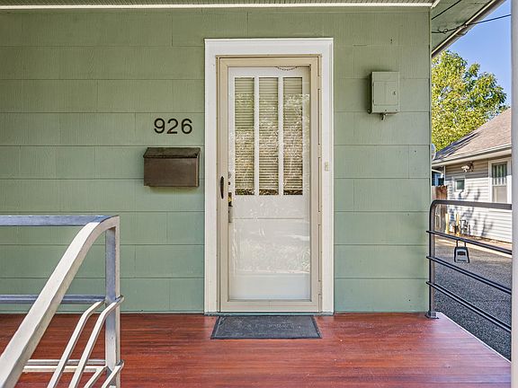 3rd image of 926 Aurora Ave