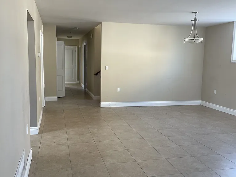 179B The Queensway S — Photo 11