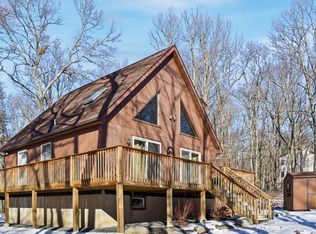 131 Fawn Lake Dr, Hawley, PA 18428