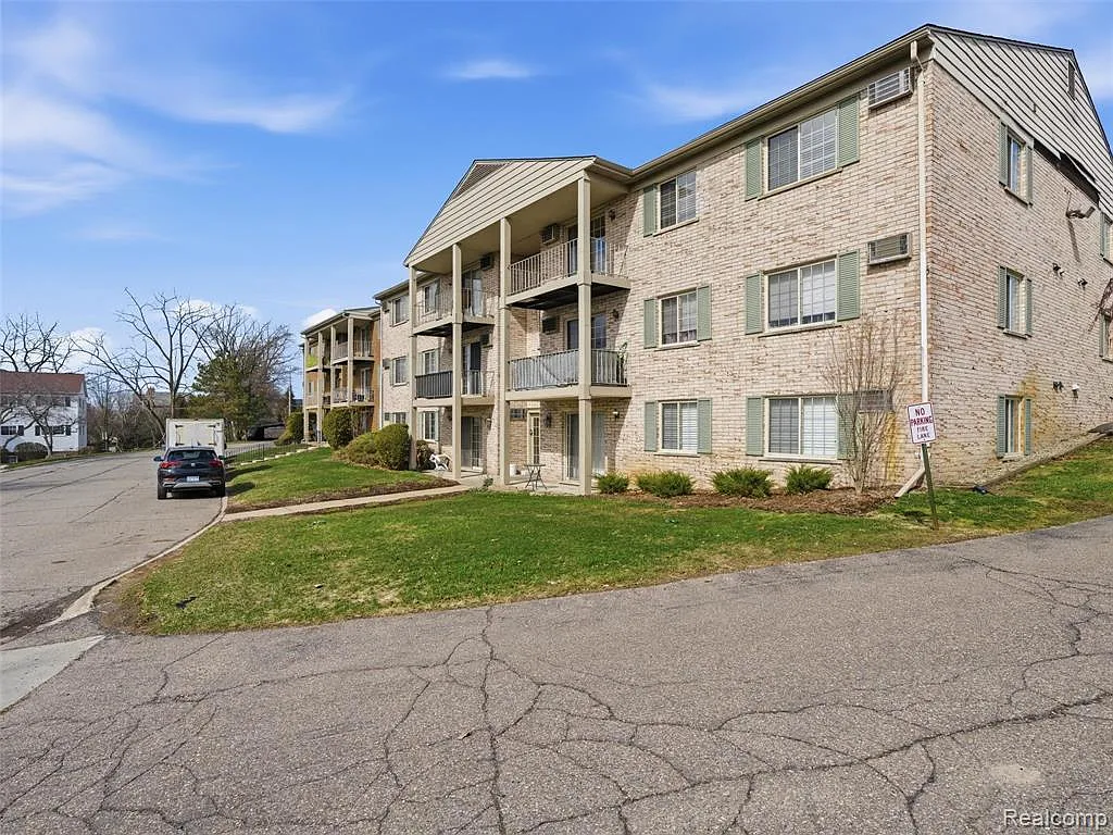 2 bed, 1.0 bath, 839 sqft, $1,550 — Photo 2
