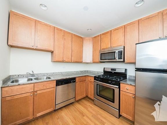 3rd image of 4550 N Wolcott Ave APT Gdn