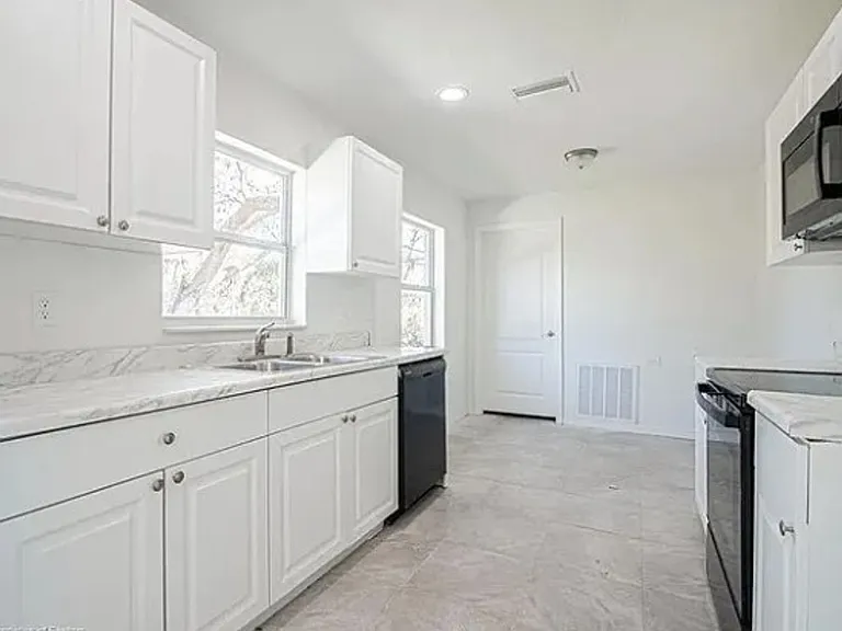 457 Aloha Ave — Photo 8