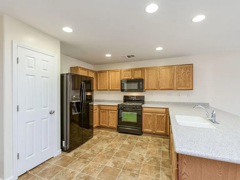 551 S Kona Ave — Photo 9