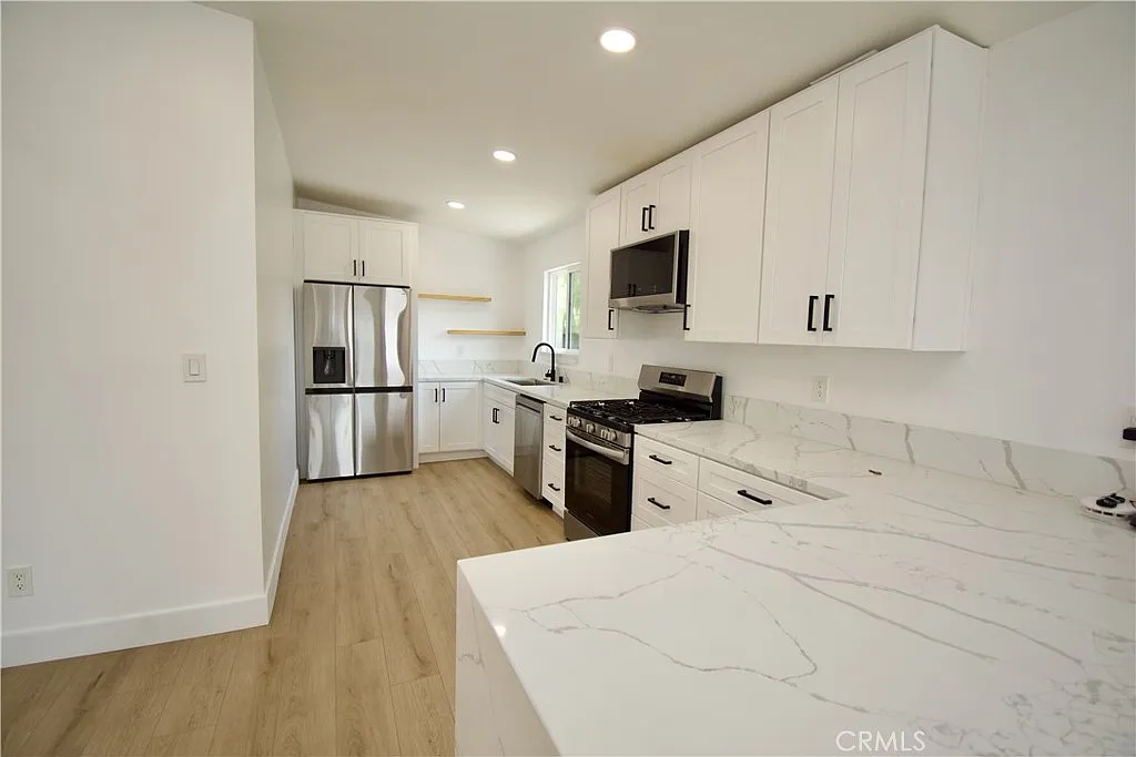 3 bed, 2.0 bath, 1500 sqft, $4,000 — Photo 4