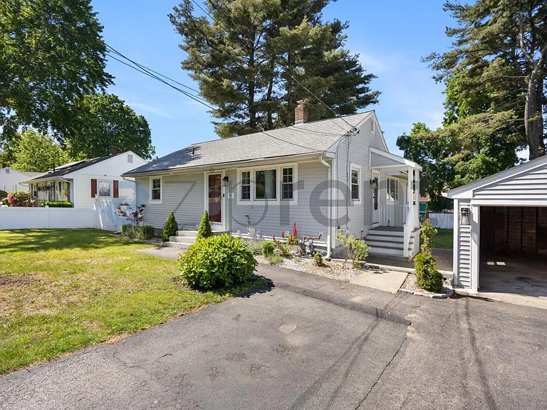 371 Salem St — Photo 2