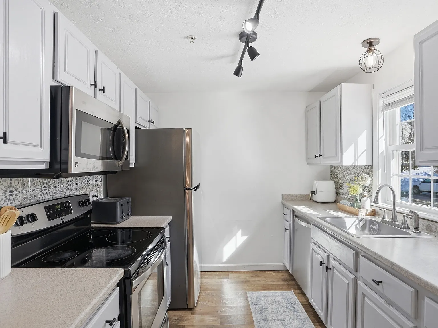 3 bed, 1.5 bath, 1638 sqft, $2,900 — Photo 4