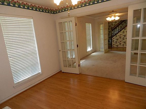 Laminate floors plus a FULL Bath in Study could make a guest room down!