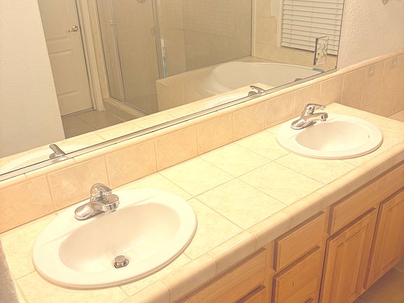 5th image of 814 Allen Way