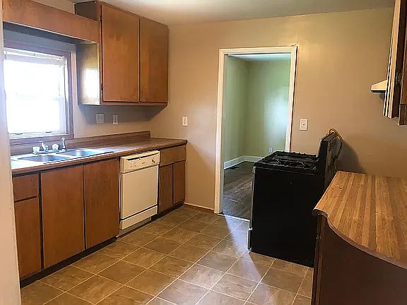 4th image of 3739 S Tacoma Ave