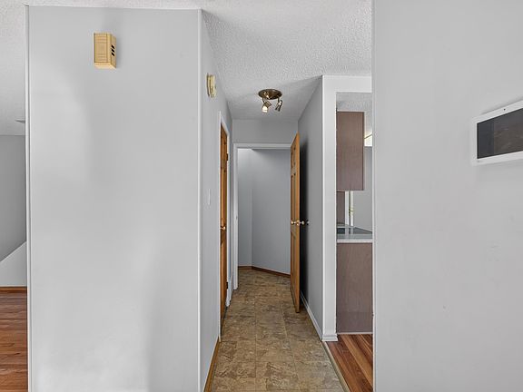 2nd image of 23 Willowdale Pl NW