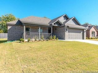 5325 Skylane Dr, Sand Springs, OK 74063