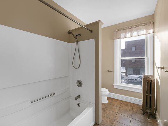 4th image of 25 Bath St #4