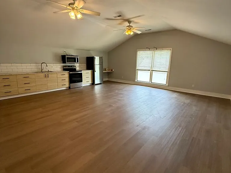 414 Center Ave — Photo 2