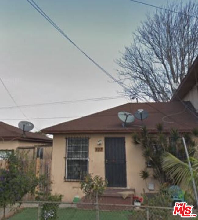 1st image of 823 E 111th Pl