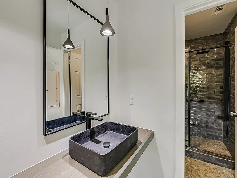Upstairs en-suite bathroom